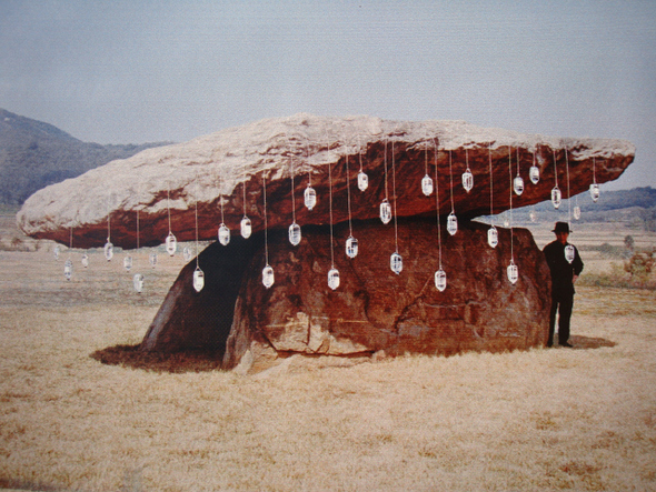 고인돌에 링거를 줄줄 매단 이색 작업(1967)