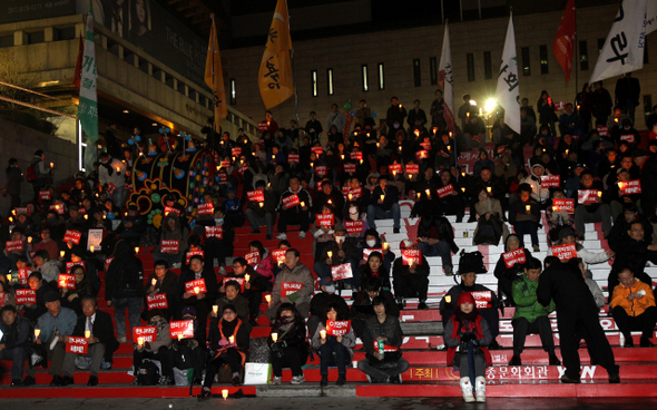 지난 29일 저녁 서울 광화문 세종문화회관 계단에서 ‘한-미 에프티에이 비준 폐기 야5당 및 범국본 정당연설회’가 열리고 있다.  이정아 기자 leej@hani.co.kr