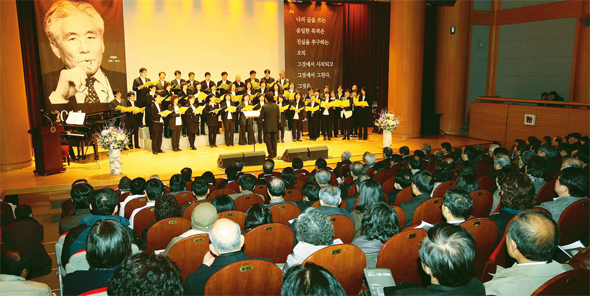30일 저녁 서울 종로구 견지동 한국불교역사문화기념관에서 열린 리영희 선생의 1주기 추모 행사 ‘2011, 나와 리영희’에서 평화의나무 합창단이 공연을 하고 있다. 김봉규 기자 <A href="mailto:bong9@hani.co.kr">bong9@hani.co.kr</A>