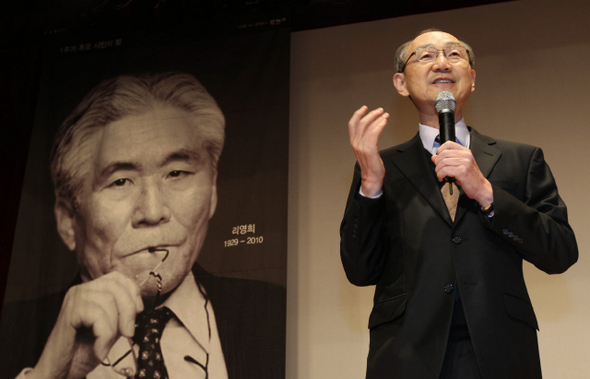 백낙청 서울대 명예교수가 지난달 30일 오후 서울 견지동 조계사 경내 한국불교역사문화관에서 열린 리영희 선생의 1주기 추모 행사에서 여는 말을 하고 있다.김봉규 기자 <A href="mailto:bong9@hani.co.kr">bong9@hani.co.kr</A>