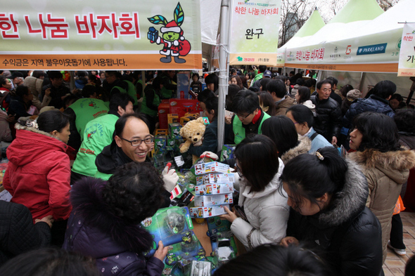  ‘착한 나눔 바자회’에 참석한 시민들이 2일 오전 서울 영등포구 홈플러스 앞에서 물건을 사고 있다. 이번 바자회는 홈플러스 영등포점을 비롯해 전국 5개 지역에서 동시에 진행되며, 판매 수익금은 각 지역의 소외된 이웃들에게 쓰일 예정이다. 박종식 기자 anaki@hani.co.kr