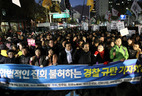 ‘한-미 자유무역협정(FTA) 비준 무효 범국민대회’가 열린 지난 3일 저녁 서울 중구 명동역 인근 도로에서 야5당 대표들과 시민들이 이명박 정부와 한나라당에 대한 심판을 촉구하는 구호를 외치며 행진을 하고 있다.  류우종 기자 wjryu@hani.co.kr