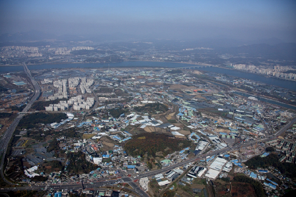 수도권 그린벨트를 해제해 짓는 보금자리주택 시범단지 하남미사지구의 첫 본청약이 다가왔다. 전문가들은 규모와 입지 등에서 시범단지를 대표하는 하남미사지구의 청약 결과가 이후 보금자리주택의 사업 향방에도 영향을 끼칠 것으로 보고 있다.  엘에이치 제공