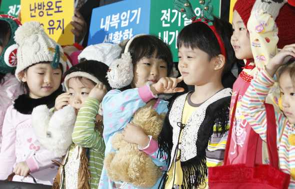  겨울철 전기절약 홍보를 위해 에너지관리공단이 7일 오전 서울역 대합실에서 연 ‘에너지 사랑 따뜻한 겨울나기 패션쇼’에서 어린이들이 내복 패션을 선보이고 있다. 내복을 입으면 체감온도가 3도 올라 난방비를 줄일 수 있다. 김정효 기자 hyopd@hani.co.kr