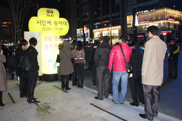 8일 새벽 서울 서초구 강남역 네거리에서 서울시 택시승차지원단 직원들이 잡아주는 택시를 타려고 시민들이 기다리고 있다.