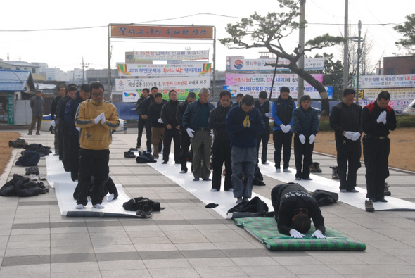 지난 9월 폐업으로 직장을 잃은 새만금교통 노조 조합원들이 14일 우리사주 형태의 자주관리기업 허가를 부안군에 요구하며 108배를 하고 있다.  새만금교통 노조 제공