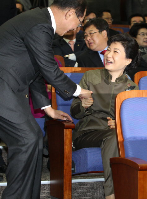 15일 오전 국회에서 열린 한나라당 의원총회에 2년7개월 만에 참석한 박근혜 전 대표가 황우여 원내대표와 인사하고 있다. 강창광 기자 chang@hani.co.kr