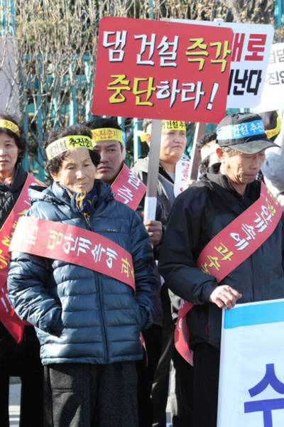  경북 영양군 영양댐과 영덕군 달산댐을 건설하려는 정부 계획에 반대하는 주민들이 15일 오후 서울 세종로 정부중앙청사 앞에서 연 기자회견에서 “댐 건설 즉각 중단하라”는 구호를 쓴 손팻말을 든 채 ‘지역의 공동체와 생태계를 파괴하는 댐 건설 추진을 중단할 것’을 촉구하고 있다.  
 김태형 기자 xogud555@hani.co.kr