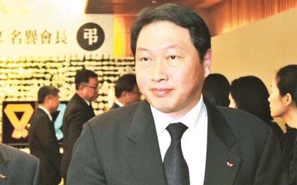 최태원 에스케이(SK) 회장이 15일 오전 서울 연세대 신촌 세브란스병원 장례식장에 마련된 박태준 포스코 명예회장의 빈소를 찾아 조문을 마친 뒤 나서고 있다. 사진공동취재단
