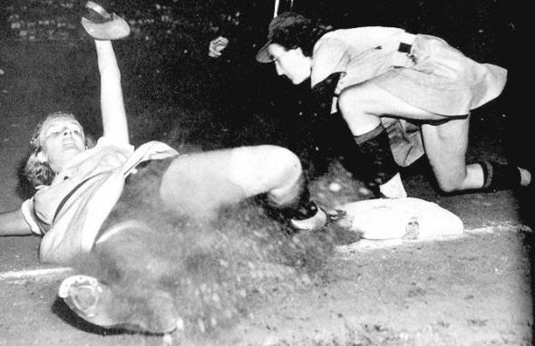 <스포츠 일러스트레이티드>가 꼽은 여성 스포츠의 결정적 순간들 중 하나로 들어간 당시 여성 야구 자료 사진. 