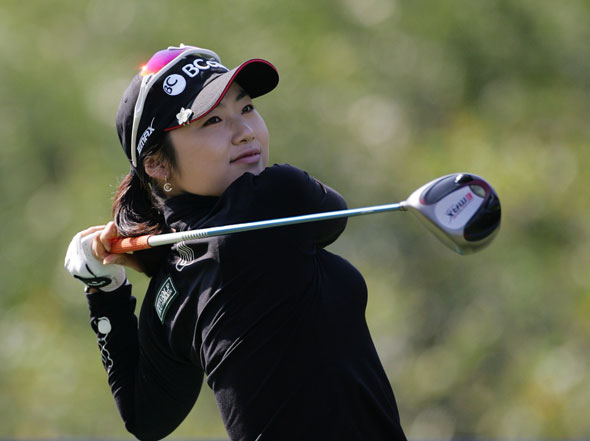 김혜윤이 18일 중국 샤먼에서 열린 2012 시즌 한국여자프로골프(KLPGA) 투어 개막전인 현대 차이나 레이디스오픈 최종 3라운드 3번홀에서 아이언으로 티샷을 하고 있다. 사진 한국여자프로골프협회 제공