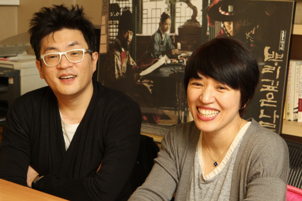 드라마 <뿌리 깊은 나무>의 작가 박상연(왼쪽)씨와 김영현씨를 16일 서울 여의도의 집필실에서 만났다. 두 작가는 세종이 한글을 왜 만들었으며 어떤 고민과 어떤 상황 속에 놓여 있었는지를 그리고자 했다고 입을 모았다.  이정아 기자 <A href="mailto:leej@hani.co.kr">leej@hani.co.kr</A> 