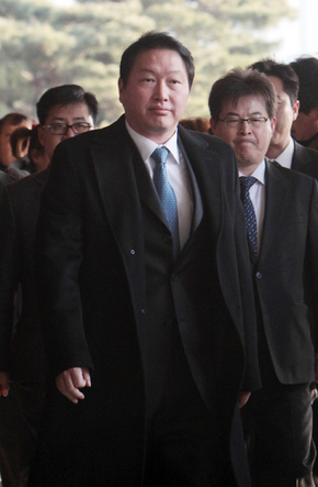 거액의 회삿돈 횡령에 가담한 의혹을 받고 있는 최태원 에스케이(SK)그룹 회장이 19일 오전 피의자 신분으로 검찰에 소환돼 서울 서초동 서울중앙지검으로 들어오고 있다.  신소영 기자 vaitor@hani.co.kr