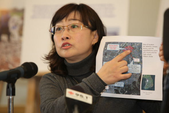 지난해 12월 캐나다 몬트리올에서 열린 ‘신규 석면광산 개발 반대를 촉구하는 기자회견’에서 아시아 시민대표단 일원으로 참석한 이정림씨가 학교와 집에서 석면에 노출됐다고 말하고 있다. 석면 사용이 금지되기 전까지 한국은 석면의 절반 이상을 캐나다에서 수입했다.  환경보건시민센터 제공