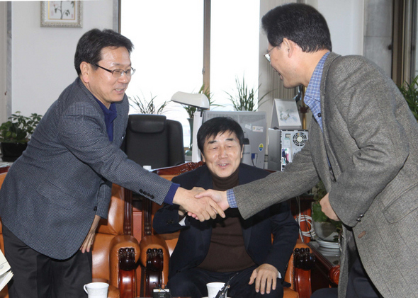 국회 예산결산위원회 장윤석 한나라당 간사(가운데)와 강기정 민주통합당 간사(왼쪽)가 25일 오후 국회 예결위원장실에서 이야기하던 중 류성걸 기획재정부 2차관과 인사하고 있다.  이정우 선임기자 woo@hani.co.kr