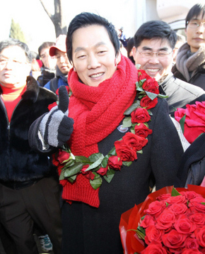 이른바 ‘BBK 의혹’과 관련해 허위사실을 퍼뜨려 징역 1년의 실형을 확정 선고받은 정봉주 전 의원이 26일 낮 구속 수감되기 위해 서울 서초동 서울중앙지검으로 출석하며 지지자들을 향해 엄지손가락을 들어 보이고 있다. 김태형 기자 ogud555@hani.co.kr