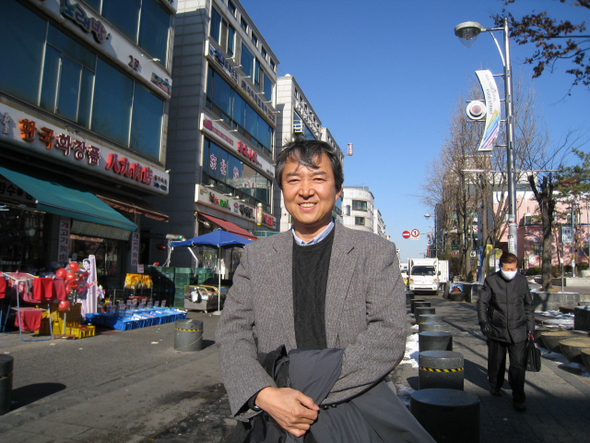 경기도 안산 원곡동 ‘국경없는 마을’ 거리에 선 정병호 한양대 교수. 이곳은 반월·시화공단에서 일하는 다양한 이주노동자들이 어울려 살아가고 있는 대표적인 다문화 공간으로 꼽힌다. 정 교수는 이곳에서 이주민들, 활동가들과 소통하며 연구를 진행하고 있다고 한다.
