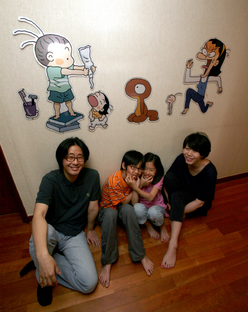 <비빔툰> 정보통 가족의 실제 모델인 홍승우 작가 가족의 2009년 모습. 왼쪽부터 홍승우씨, 동훈군, 유나양, 정지연씨. 오른쪽 아래 작은 사진들은 홍씨가 보내온 2005년(위)과 2011년(아래) 모습.
