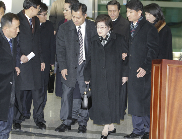 이희호 김대중평화센터 이사장(위 사진 앞줄 오른쪽 둘째) 일행과 현정은 현대그룹 회장(아래 사진 가운데) 일행이 김정일 북한 국방위원장 조문을 마치고 27일 오후 경기도 파주 도라산 남북출입사무소를 통해 돌아오고 있다. 파주/김정효 기자 <A href="mailto:hyopd@hani.co.kr">hyopd@hani.co.kr</A>