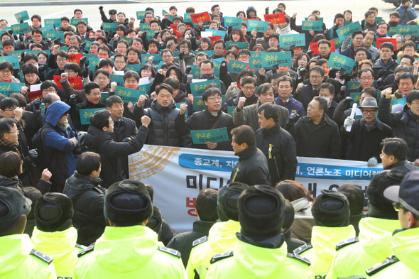 전국언론노조 소속 언론노동자와 언론단체 대표자들이 28일 오전 국회 본관 앞에서 미리어렙법 연내 입법을 촉구하고 있다. 이들은 계단에서 기자회견을 하려다 경찰의 저지에 막히자 한때 몸싸움을 벌이기도 했다.  이정우 선임기자 woo@hani.co.kr