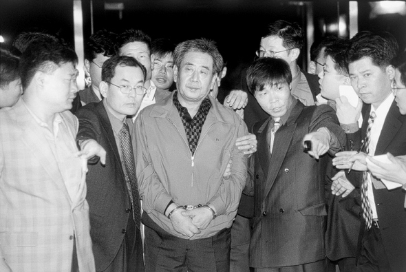  김근태 의장을 고문한 이근안 전 경감이 공소시효가 지난 1999년 10월 자수를 한 뒤 그해 11월 검찰로 송치되고 있다.
 이정용 기자 lee312@hani.co.kr