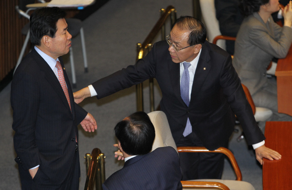 황우여 한나라당 원내대표(오른쪽)와 김진표 민주통합당 원내대표가 31일 저녁 국회 본회의장에서 이야기하고 있다.  강창광 기자 chang@hani.co.kr