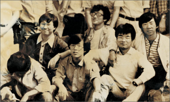 막내 박종철(앞줄 가운데)은 1년 재수 끝에 1984년 3월 서울대 언어학과에 입학한 뒤 고교 동창의 권유로 지하 이념서클 ‘대학문화연구회’에 가입해 자연스럽게 운동권 학생이 됐다. 사진은 언어학과 동기들과 함께한 모습.
