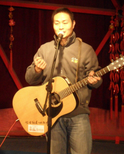 피촌의 노동운동을 이끌고 있는 ‘노동자의 집’ 총간사 쑨헝이 ‘임을 위한 행진곡’을 부르고 있다.