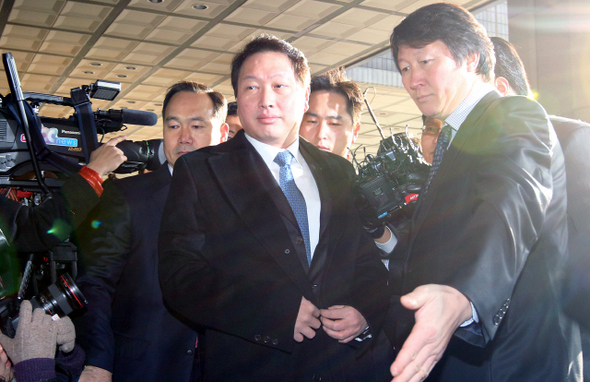 최태원 에스케이(SK)그룹 회장이 지난달 19일 오전 검찰 조사를 받기 위해 서울 서초동 서울중앙지검에 출석하고 있다.  신소영 기자 vaitor@hani.co.kr