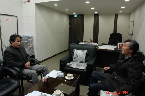 2012년 맞춤훈련과 산학협력을 협의하는 이병진 사장(좌)과 전순기 교수(우), 자료제공 : 한국폴리텍I대학 정수캠퍼스