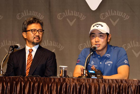배상문이 3일 서울 프라자호텔에서 캘러웨이골프와 메인스폰서 계약을 맺은 뒤 이상현 대표이사와 기자들의 질문에 답하고 있다.