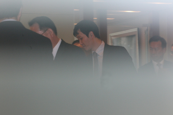 조민제 국민일보 사장이 같은 날 아버지 조용기 목사와 예배를 마친 뒤 노조원들의 면담 요구를 외면한 채 사무실로 걸어가는 모습이 닫힌 유리문 틈새로 보이고 있다. 국민일보 노조는 개인비리 혐의로 재판을 받고 있는 조 사장과 편집국 기자 75.2%가 불신임한 김윤호 편집국장의 퇴진을 요구하며 13일째 파업을 벌이고 있다.  이정아 기자 leej@hani.co.kr