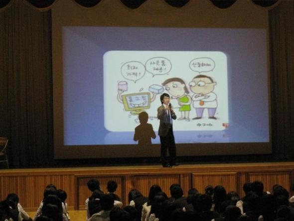 강수현 상담실장이 학생들을 대상으로 소비교육 강의를 하는 모습.  강수현씨 제공
