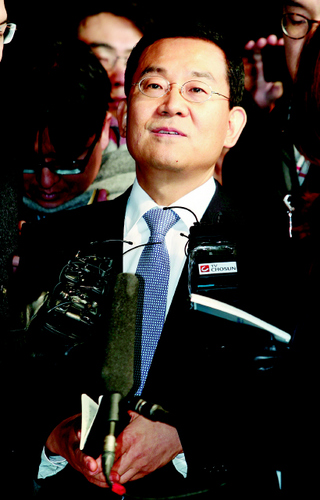 고승덕 한나라당 의원이 8일 오후 서울 서초구 서초동 서울중앙지검에 들어서면서 기자들의 질문을 받고 있다.  강창광 기자 chang@hani.co.kr