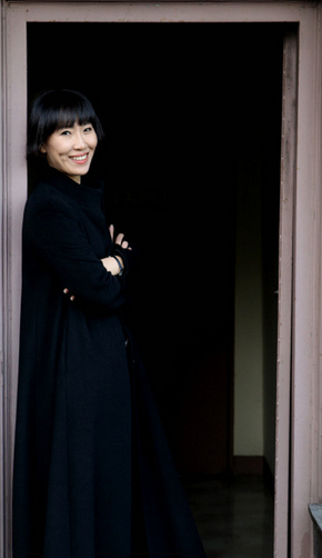 <7년의 밤>으로 ‘2011년 올해의 책’에 당당히 이름을 올린 소설가 정유정씨가 지난 5일 오후 서울 마포구 공덕동 한겨레신문사에서 밝은 표정을 지어 보이고 있다.  김태형 기자 xogud555@hani.co.kr