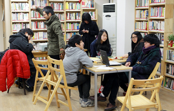 &raquo; 2011년 12월29일 오후 서울 성산동에 있는 대안교육 공간 ‘민들레’ 회의실에서 탈학교 청소년들이 소모임을 하고 있다. <한겨레21> 김경호 기자