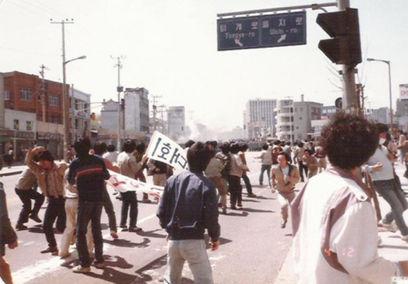 1986년 4월11일 청계피복노동조합의 ‘장시간 노동 철폐와 노동운동 탄압하는 독재정권 퇴진 촉구대회’는 노학연대 투쟁으로 이어져 서울시내 곳곳에서 격렬한 시위가 벌어졌다. 박종철씨는 이날 시위에 참가했다가 또다시 체포됐다.