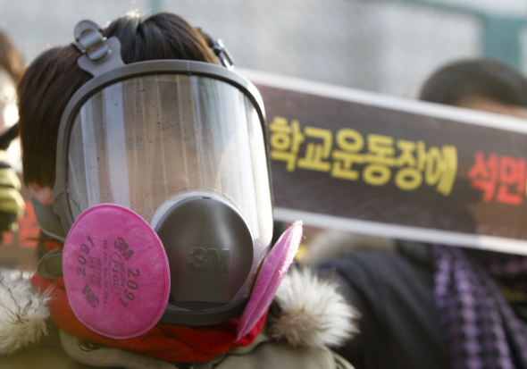 [한겨레신문]사문석 운동장 석면먼지 교실서도 검출