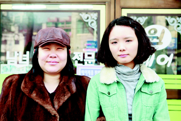 독립영화 <밍크코트>의 주인공 현순(황정민)과 그의 딸 수진(한송희).