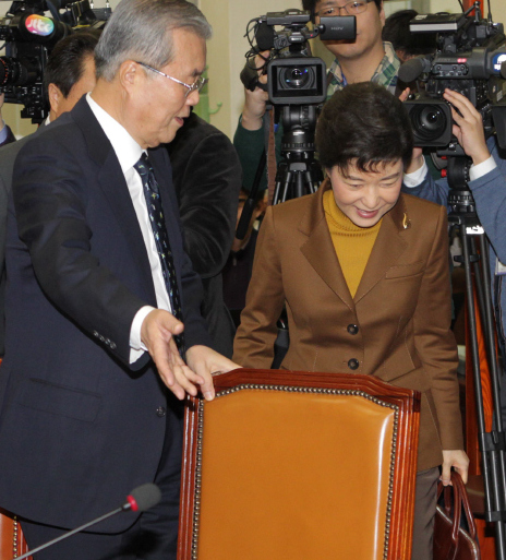 박근혜 한나라당 비상대책위원장(오른쪽)이 12일 오전 국회에서 열린 비상대책위원회의에 참석하자 김종인 비상대책위원이 자리를 권하고 있다. 강창광 기자 chang@hani.co.kr