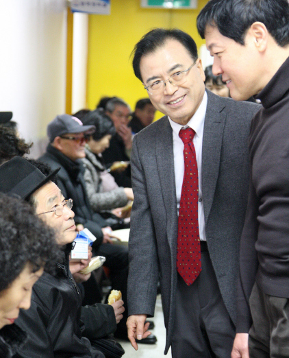 오는 15일로 문을 연 지 10년이 되는 경기도 성남시 분당구보건소 내 ‘외국인 무료 진료소’에서 진료를 이끌어온 최윤근 박사(가운데)와 백무현 원장(오른쪽)이 재중동포 환자들과 인사를 나누고 있다. 
 외국인 무료진료소 제공