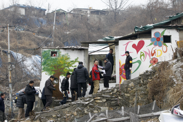 상도동 철거민은 어디로 떠났을까 서울중앙지법 집행관과 철거용역업체 직원들이 13일 서울 동작구 상도4동 산65번지 재개발구역에서 철거 대상 건물을 확인하고 있다. 2007년 재개발구역으로 지정된 이곳은 7차례에 걸친 강제철거로 현재 30여가구만 남아 이주대책을 요구하고 있다.  김정효 기자 <A href="mailto:hyopd@hani.co.kr">hyopd@hani.co.kr</A>