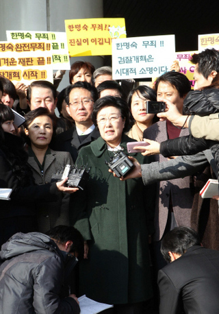 한명숙 전 총리가 13일 오후 서울 서초동 서울고등법원에서 열린 5만달러 뇌물수수 사건 항소심에서 무죄 판결을 받은 뒤 법정 밖에서 소감을 말하고 있다.  류우종 기자 wjryu@hani.co.kr