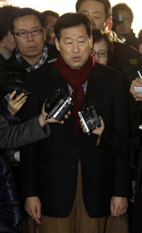 안병용 한나라당 서울 은평갑 당협위원장이 16일 오후 서울 서초구 서울지방법원에서 2008년 한나라당 전당대회 당시 소속 구 의원들에게 돈봉투 전달을 지시한 혐의에 대해 청구된 영장실질심사를 받기 위해 법원에 들어서면서 기자들의 질문을 받고 있다.  김태형 기자 xogud555@hani.co.kr