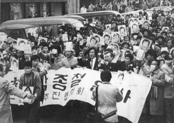 1987년 2월7일 각계 인사 6만명이 준비위원으로 참여한 가운데 ‘박종철군 추모대회’가 전국에서 동시에 열리며 6·10 항쟁으로 이어지는 고문 규탄과 민주화 행진이 시작됐다. 전두환 정권은 유가족의 대회 참석을 집요하게 방해했다. 사진은 서울 추모대회를 이끈 재야단체를 비롯한 시위대가 명동성당으로 진입하려고 경찰과 맞서고 있는 장면.