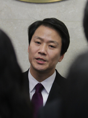 임종석 신임 민주통합당 사무총장이 18일 오후 국회 정론관에서 기자회견을 하며 질문에 답하고 있다.  강창광 기자 chang@hani.co.kr
