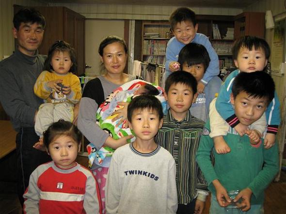 김학수·김금려씨 부부와 다둥이 가족. 사춘기 맏딸은 사진에선 빠졌다. 넉넉지 않은 형편이지만 서로에게 설 선물을 나누며 세상에서 가장 행복한 설을 보냈다고 했다.
