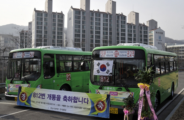 경기도 성남시에서 시민들이 주주로 참여하고 직접 운전을 하는 마을버스가 등장해 관심을 끌고 있다. 운전기사를 포함해 성남시민 41명이 3억4500만원을 출자한 성남시민버스㈜는 ‘1일 3교대, 하루6~7시간 노동’을 실현하고 있다. 성남시청 제공