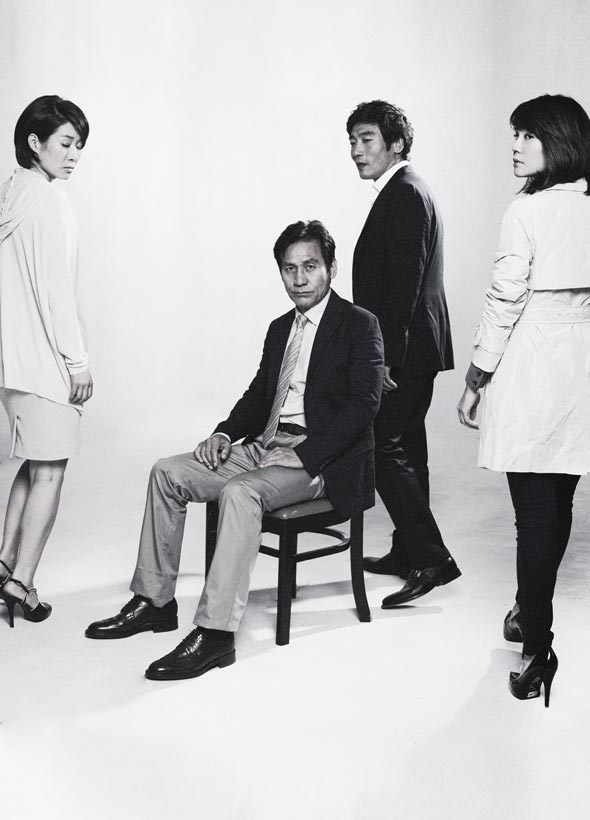 영화 <부러진 화살>의 홍보용 사진에 나온 주요 출연 배우들. 의자에 앉은 안성기(주인공 김경호 교수)를 중심으로 왼쪽부터 나영희(김경호 교수의 부인), 박원상(박준 변호사), 김지호(장은서 기자)가 서 있다.  아우라픽처스 제공