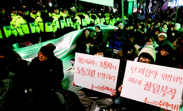 재능교육 해고자들의 천막농성 1500일째를 맞아 지난 28일 저녁 ‘재능교육을 점령하라!’라는 집회가 열린 서울 종로구 혜화동 재능교육 본사 앞에서 참가자들이 정리해고 폐지와 비정규직 없는 세상을 요구하고 있다.  류우종 기자 wjryu@hani.co.kr